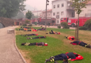 Le foto dei pompieri in Portogallo che si riposano dopo aver lavorato un giorno e una notte interi