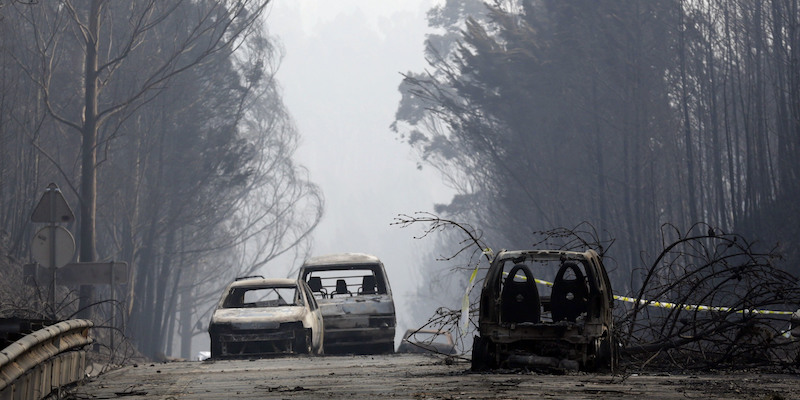 Automobili bruciate sulla strada tra Castanheira de Pera e Figueiro dos Vinhos, nel Portogallo centrale, il 18 giugno 2017 (AP Photo/Armando Franca)