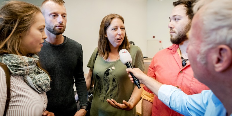 Alcune delle persone che pensano di essere nate grazie allo sperma del medico Jan Karbaat parlano con un giornalista a Rotterdam, il 2 giugno 2017 (REMKO DE WAAL/AFP/Getty Images)