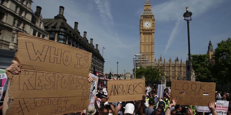 La protesta contro il governo in seguito all'incendio alla Grenfell Tower, Londra, 21 giugno 2017
(DANIEL LEAL-OLIVAS/AFP/Getty Images)
