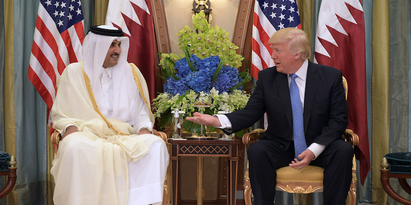 Il presidente americano Donald Trump e l'emiro del Qatar Sheikh Tamim Bin Hamad Al-Thani a Riyadh, in Arabia Saudita (MANDEL NGAN/AFP/Getty Images)