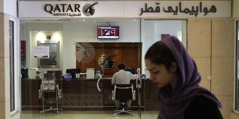Una donna iraniana di fronte a un ufficio della Qatar Airways a Teheran (ATTA KENARE/AFP/Getty Images)
