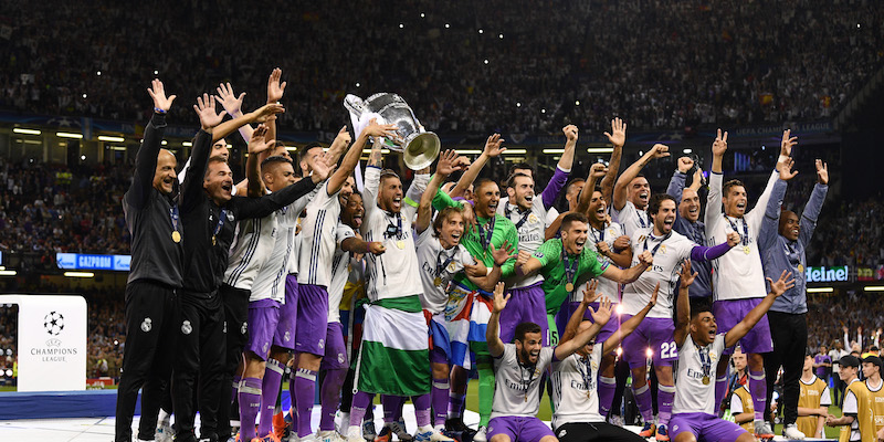 Il capitano Sergio Ramos e i giocatori del Real Madrid alzano la coppa (David Ramos/Getty Images)