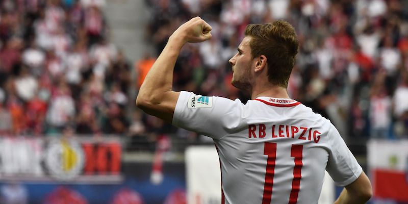 Timo Werner, attaccante tedesco del Lipsia, esulta dopo un gol segnato in Bundesliga (JOHN MACDOUGALL/AFP/Getty Images)