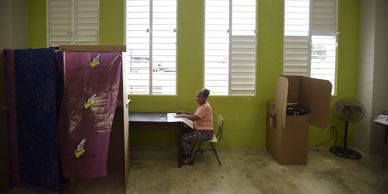 Una donna ai seggi per il referendum sull'annessione del Porto Rico agli Stati Uniti
(AP Photo/Carlos Giusti)