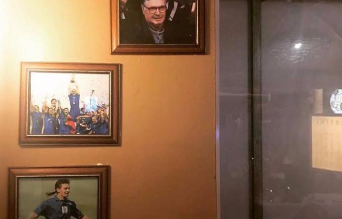 La foto di Totò Riina sulla parete di un ristorante di Tenerife, condivisa da suo figlio