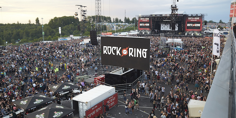 I partecipanti al festival musicale "Rock am Ring" di Nürburg, in Germania, lasciano la manifestazione dopo la sua temporanea sospensione, il 2 giugno 2017 (Thomas Frey/Dpa via AP)