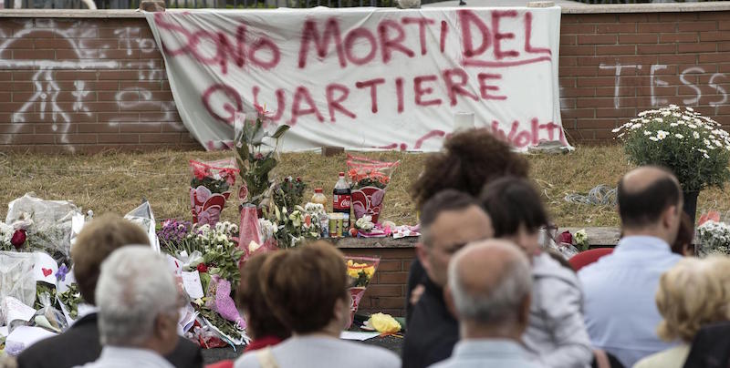 Fiori e scritte in ricordo delle tre sorelle morte nel rogo a Centocelle, Roma, 12 maggio 2017
(ANSA/MASSIMO PERCOSSI)