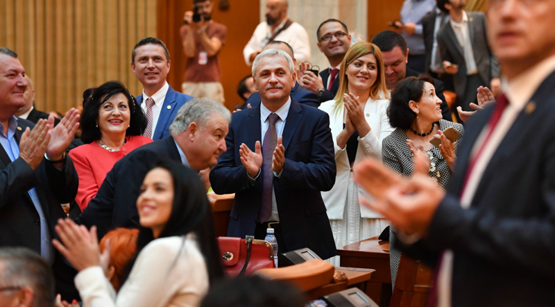 Liviu Dragnea, leader del PSD, applaude dopo il voto di sfiducia al governo. (DANIEL MIHAILESCU/AFP/Getty Images)