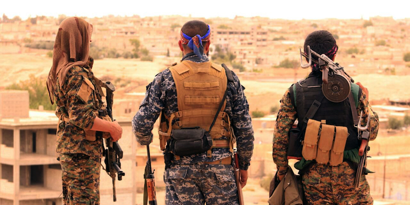 Tre combattenti delle Forze Democratiche Siriane a Tabqa, in Siria (Syrian Democratic Forces, via AP, File)