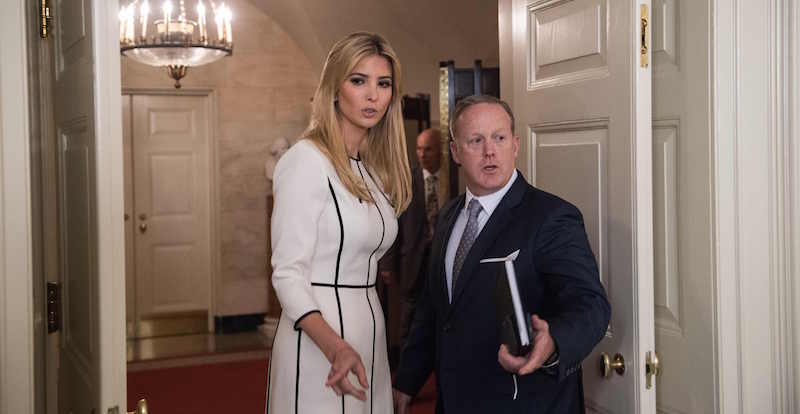 Ivanka Trump e Sean Spicer
(NICHOLAS KAMM/AFP/Getty Images)