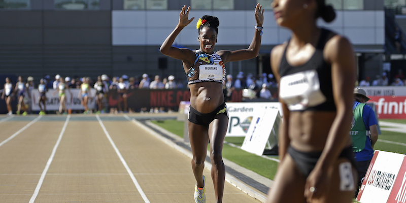 L'atleta Alysia Montano, incinta di cinque mesi, taglia il traguardo della corsa 800 metri femminile per i campionati statunitensi di atletica leggera, il 22 giugno a Sacramento, in California
(AP Photo/Rich Pedroncelli)