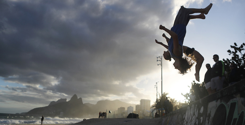 Un allenamento di parkour sulla spiaggia di Ipanema di Rio de Janeiro, il 10 giugno
(Mario Tama/Getty Images)