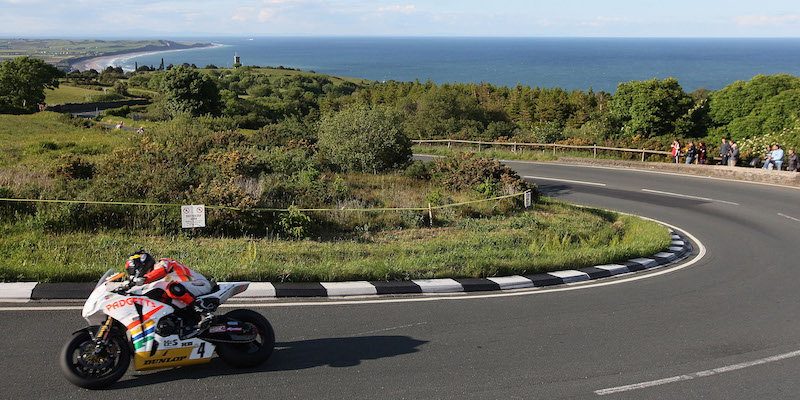 Una moto percorre un tratto del Snaefell Mountain Course (Dan Kitwood/Getty Images)