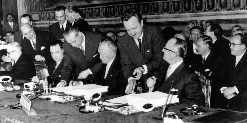 La delegazione tedesca firma i Trattati di Roma, il 25 marzo 1957 (Keystone/Getty Images)