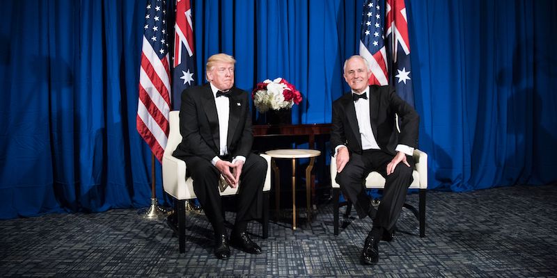 Il presidente degli Stati Uniti Donald Trump e il primo ministro australiano Malcolm Turnbull in un momento del loro incontro dello scorso mese, il 4 maggio 2017, a New York (BRENDAN SMIALOWSKI/AFP/Getty Images)
