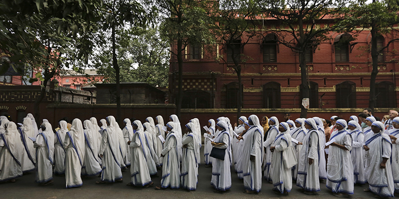 Processione delle missionarie della carità, ordine fondato da madre Teresa, Calcutta, India, 20 novembre 2016
(AP Photo/Bikas Das)