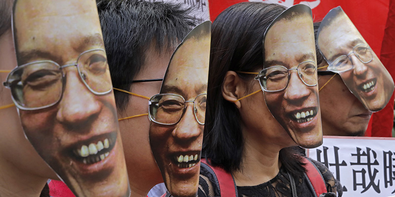 Manifestanti con la maschera di Liu Xiaobo, Hong Kong, 27 giugno 2017 (AP Photo/Vincent Yu)