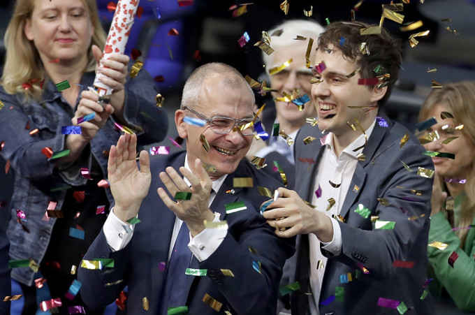 L’attivista per i diritti umani dei Verdi Volker Beck festeggia al Bundestag dopo la legalizzazione del matrimonio tra persone dello stesso sesso, Berlino, 30 giugno 2017 (AP Photo/Michael Sohn)