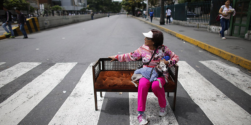 Una donna con il suo cane su un divano in mezzo alla strada durante una protesta organizzata dalle opposizioni, Caracas, lunedì 10 luglio 2017
(AP Photo/Ariana Cubillos)
