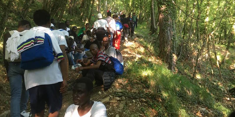 Un gruppo di migranti sui boschi sopra Ventimiglia, diretti in Francia (ANSA)