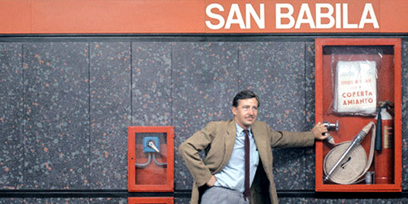 Bob Noorda nella stazione San Babila della metropolitana di Milano, inaugurata nel 1964 (Wikimedia Commons)