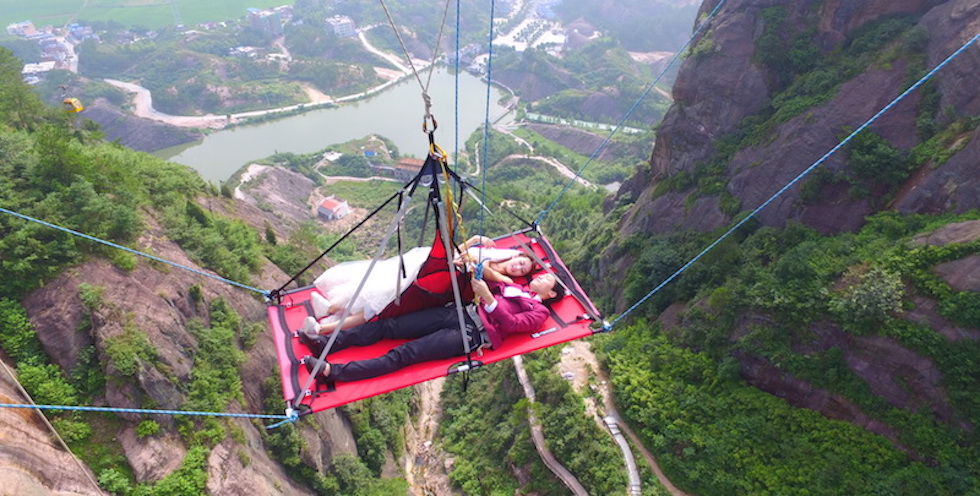 La foto di matrimonio di una coppia cinese, sospesa a 180 metri di altezza nel parco nazionale di Shiniuzhai, nella provincia di Hunan, 9 agosto 2016
(Ap Photo)