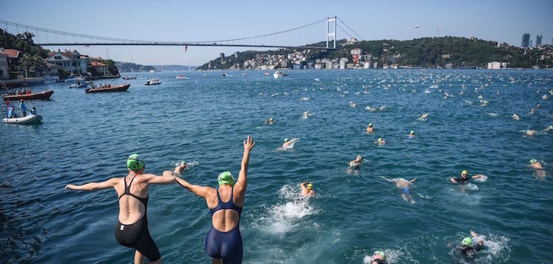 Nuotatori si tuffano in acqua per la Bosphorus Cross Continental Swim, nel Bosforo in Turchia, 23 luglio 2017
(OZAN KOSE/AFP/Getty Images)