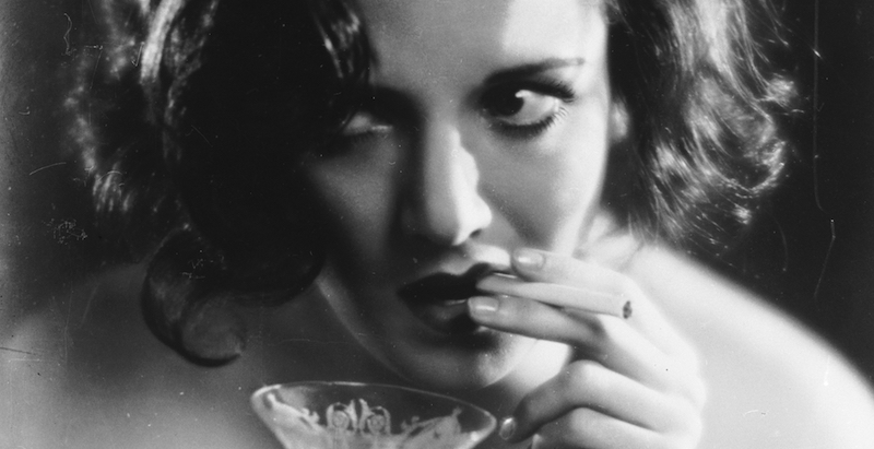 Una ragazza fuma e beve, negli anni Trenta
(General Photographic Agency/Getty Images)