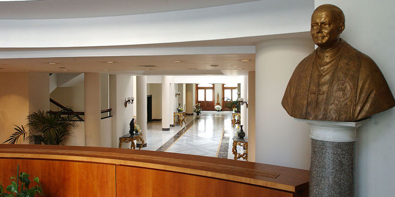 Il Papa ha appeso un cartello sulla porta del suo appartamento