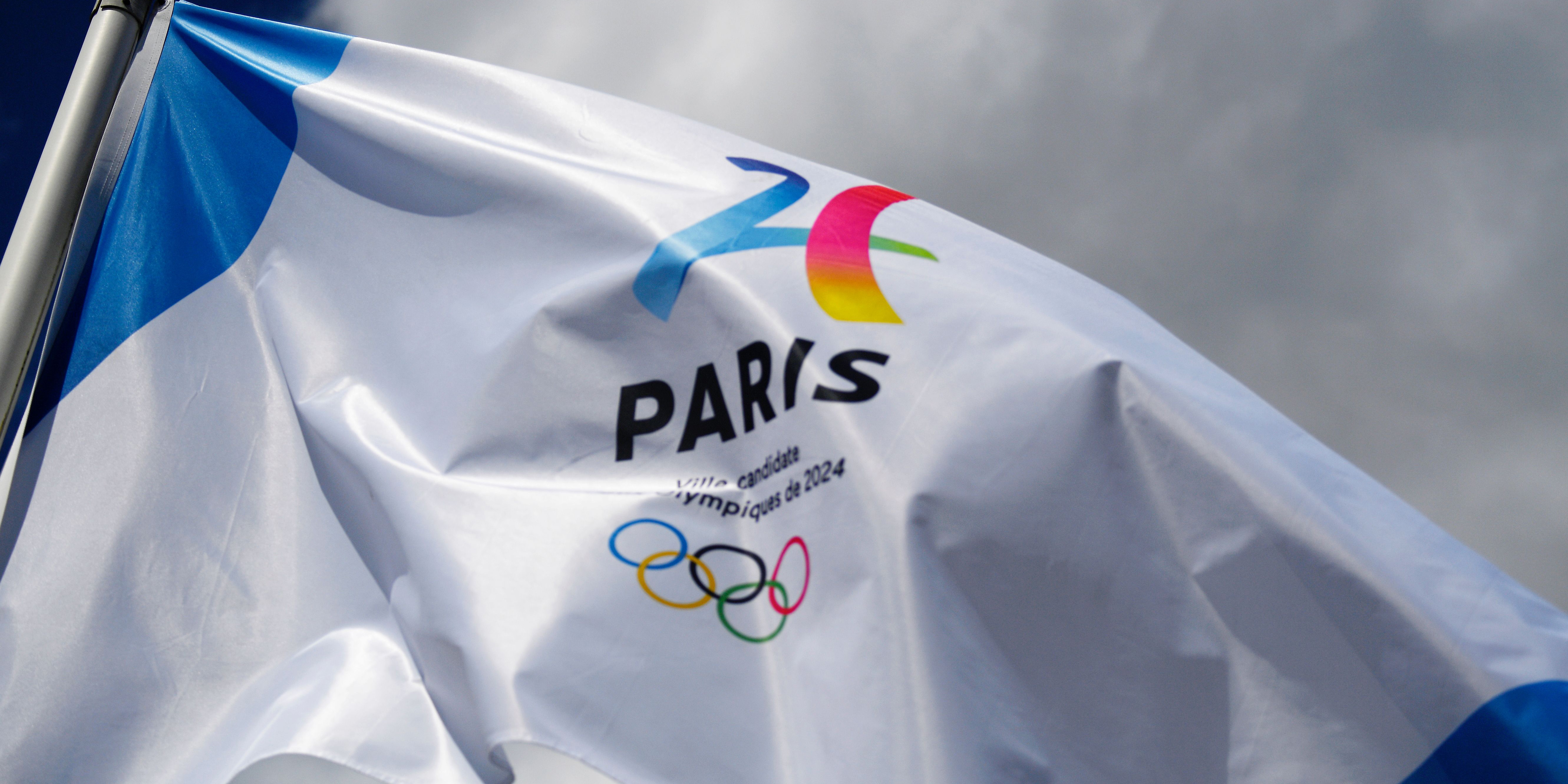 Una bandiera per Parigi 2024 (GABRIEL BOUYS/AFP/Getty Images)
