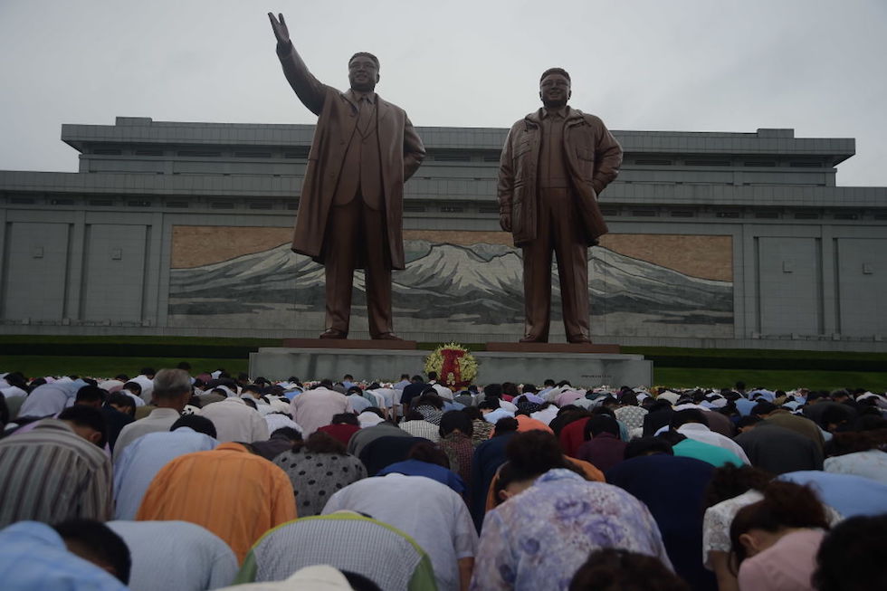 Un gruppo di nordcoreani si inchina davanti alle statue di Kim Il-Sung and Kim Jong-Il nel 23esimo anniversario della morte di Kim Il-Sung
(KIM WON-JIN/AFP/Getty Images)