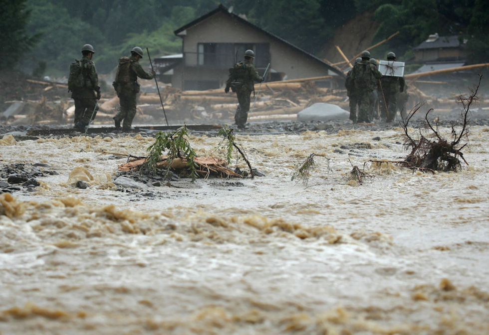 Un gruppo di soldati cerca dei dispersi in una zona alluvionata nel sud del paese. Al momento i morti per le recenti alluvioni in questa zona sono 15 (STR/AFP/Getty Images)