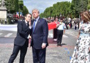 Trump dice che a Macron piace un sacco tenergli la mano
