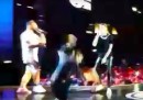 Il video della caduta dal palco di Gianni Morandi mentre cantava con Fabio Rovazzi