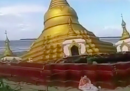 Una pagoda è affondata in un fiume, in Myanmar