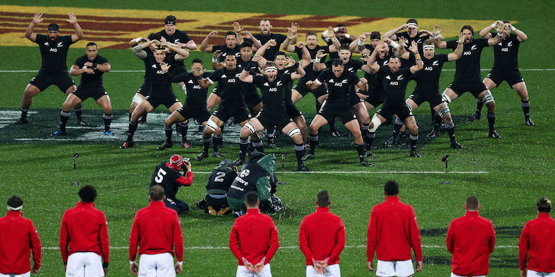 L'haka dei giocatori neozelandesi prima della seconda partita contro i British Lions (Hagen Hopkins/Getty Images)