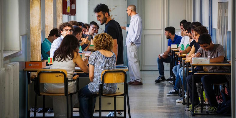 Ragazzi del liceo scientifico Giuseppe Mercalli di Napoli fotografati durante gli esami di maturità, il 21 giugno 2017
(ANSA/CESARE ABBATE)
