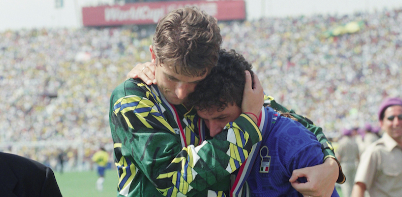 
Il portiere brasiliano Taffarel consola Roberto Baggio dopo la finale
(AP Photo/Luca Bruno)