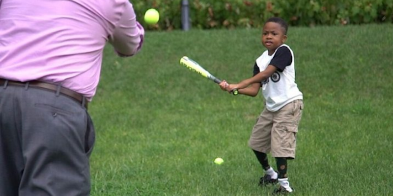 Zion Harvey mentre gioca a baseball
