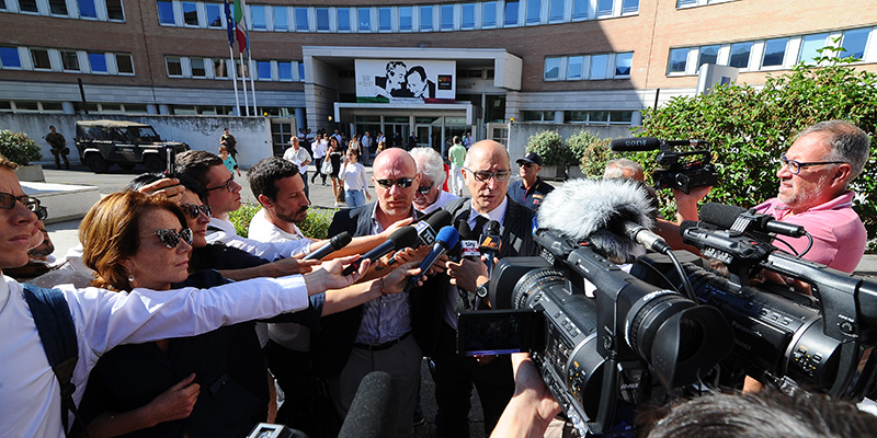 Gli avvocati di Massimo Giuseppe Bossetti all'esterno del Tribunale di Brescia (LaPresse - Andrea Campanelli)