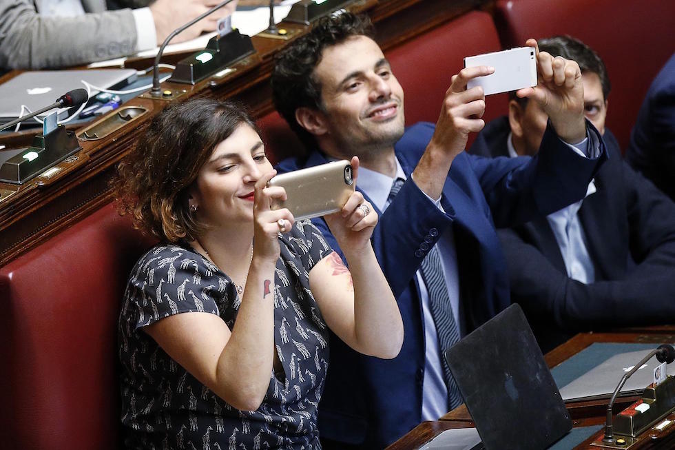 Laura Castelli e Davide Crippa mentre scattano una foto con il telefono durante la discussione alla Camera dei Deputati sulla proposta di legge Richetti sui vitalizi, Roma, 26 luglio 2017
(ANSA/RICCARDO ANTIMIANI)