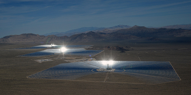 La centrale solare di Invanpah nel deserto del Mojave in California, Stati Uniti (Ethan Miller/Getty Images)