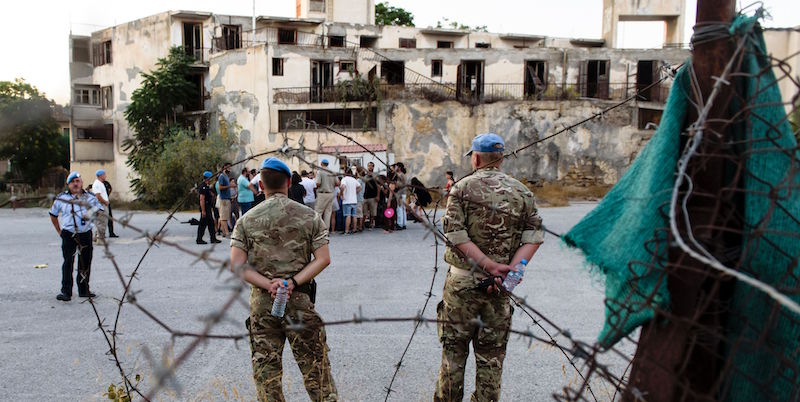 Soldati dell'ONU nella zona di Nicosia che divide la parte greca dalla parte turca di Cipro (IAKOVOS HATZISTAVROU/AFP/Getty Images)