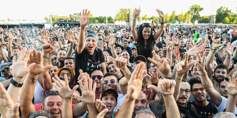 Alcuni fan di Vasco Rossi durante le prove al Parco Ferrari di Modena, il 29 giugno 2017
(ANSA/ALESSANDRO DI MEO)