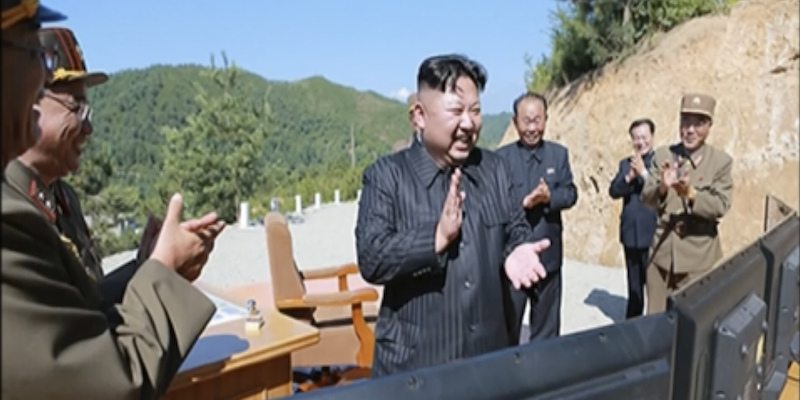 Kim Jung-un in mezzo ad alcuni militari (KRT via AP Video)