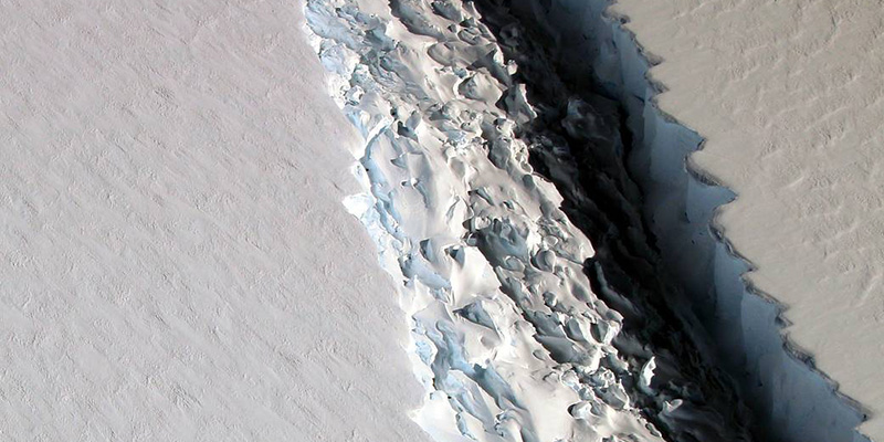 Un'immagine della profonda crepa nella sezione C della piattaforma di Larsen, Antartide (John Sonntag, NASA)