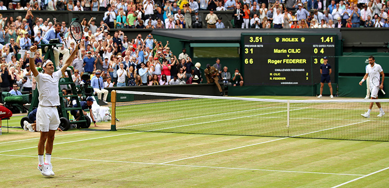 Roger Federer al termine della finale di Wimbledon vinta contro Marin Cilic il 16 luglio 2017 ( Julian Finney/Getty Images)