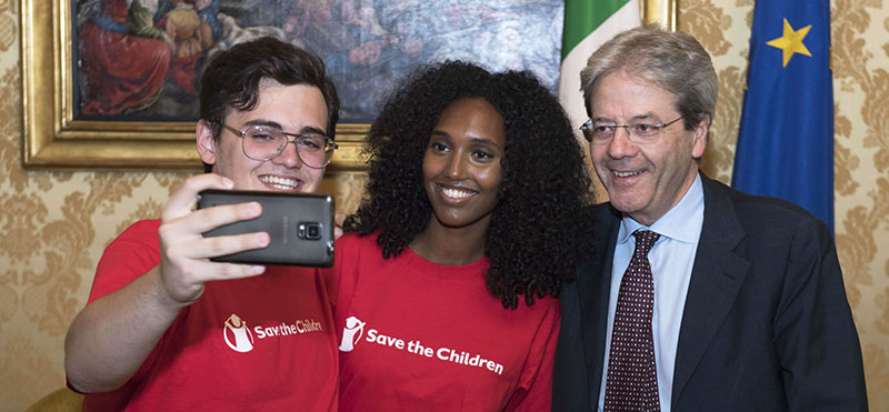 Paolo Gentiloni riceve i volontari di "Save the children" a Palazzo Chigi, lo scorso 11 luglio (T. Barchielli/Palazzo Chigi)