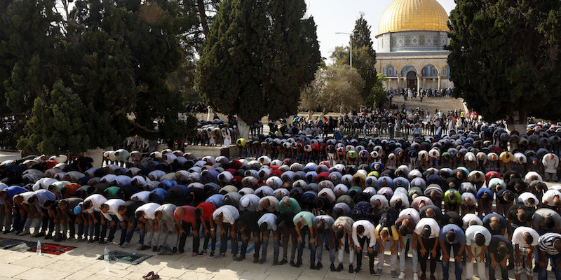 La preghiera del venerdì dei palestinesi di fronte alla moschea al Aqsa, sulla Spianata delle moschee, il 27 luglio 2017 (AP Photo/Mahmoud Illean)